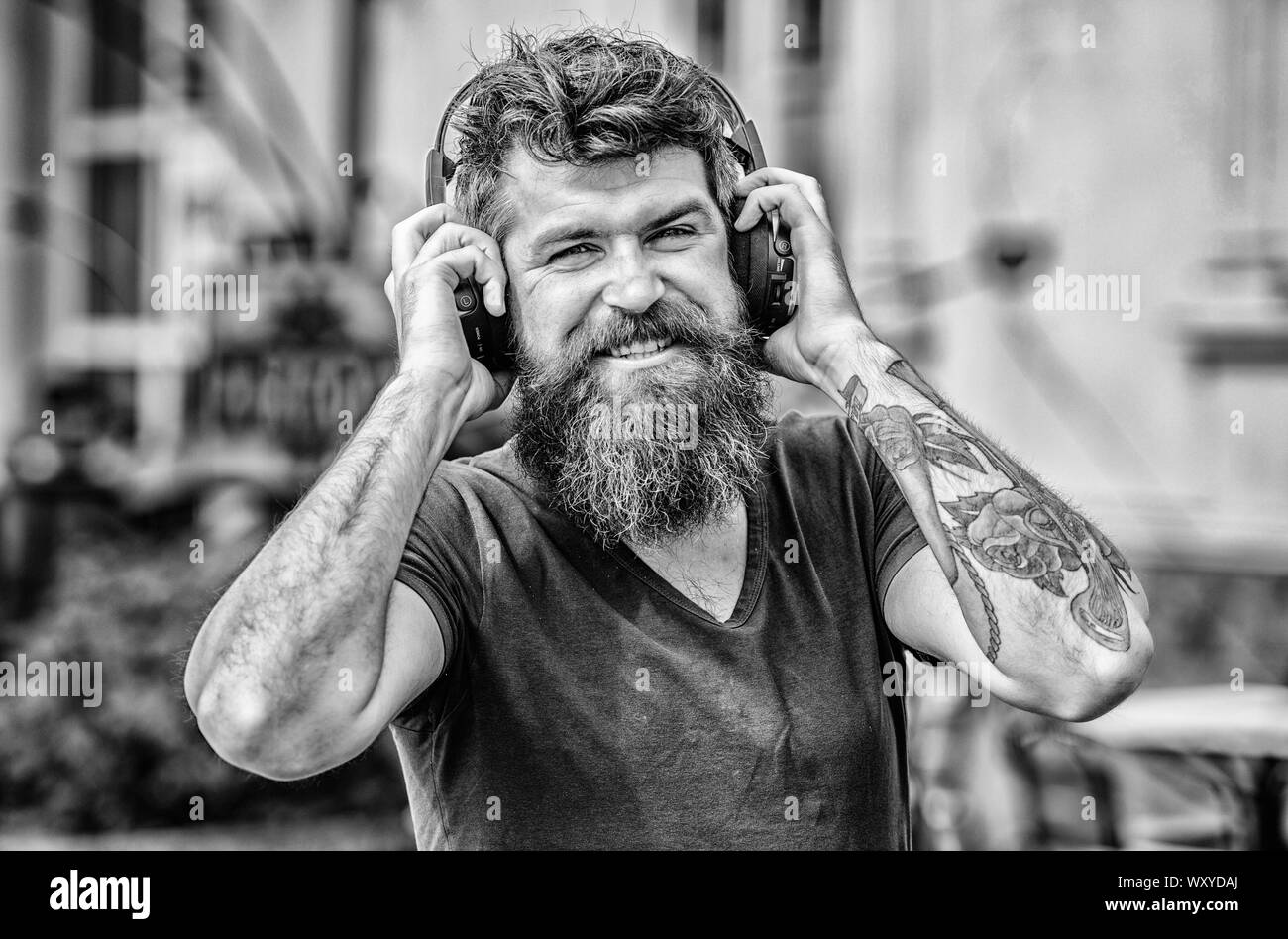 Uomo Barbuto hipster ascolto in cuffia la musica. Ottima musica playlist. Hipster godere di un suono di ottima canzone in auricolari. Camminare con la musica. Musica per energico l'umore. Ritmo per camminare. Foto Stock