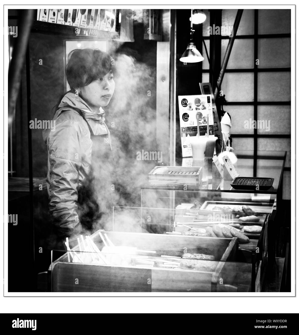 Il cibo fresco si spegne nel mercato Nishiki, Kyoto, Giappone Foto Stock