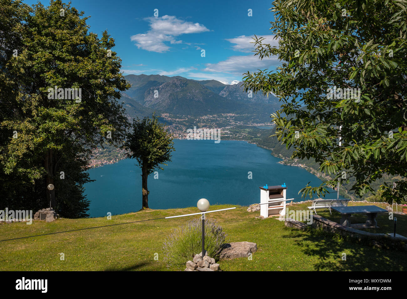 Vista sul Lago di Lugano e sul Monte Pizzoni dalla Cappelletta di Ramponio-Verna nella regione di Como, Italia settentrionale Foto Stock