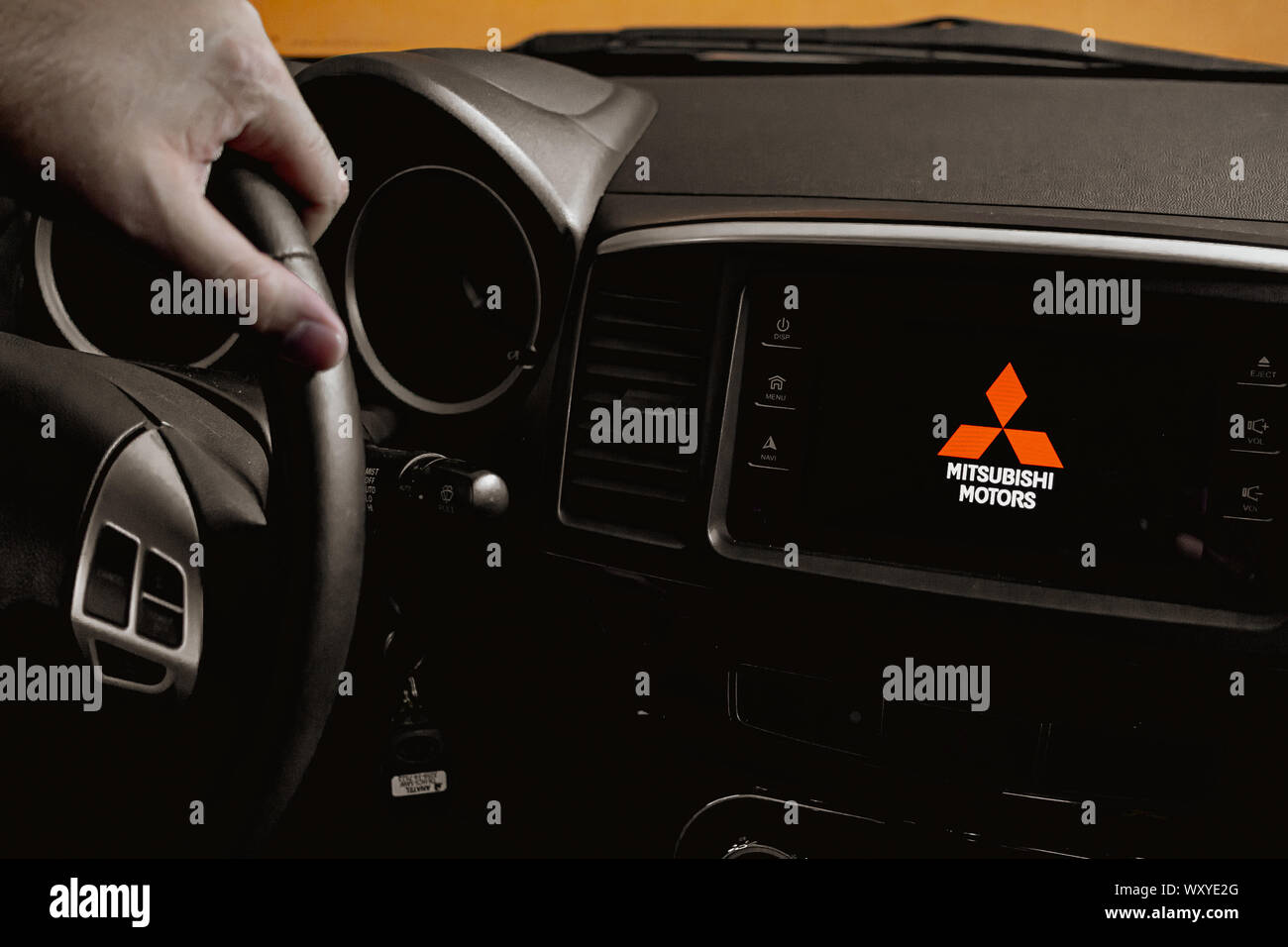 Foto degli interni di una vettura Mitsubishi Lancer Gt 2015. Presto che figurano nel centro multimediale. Foto Stock