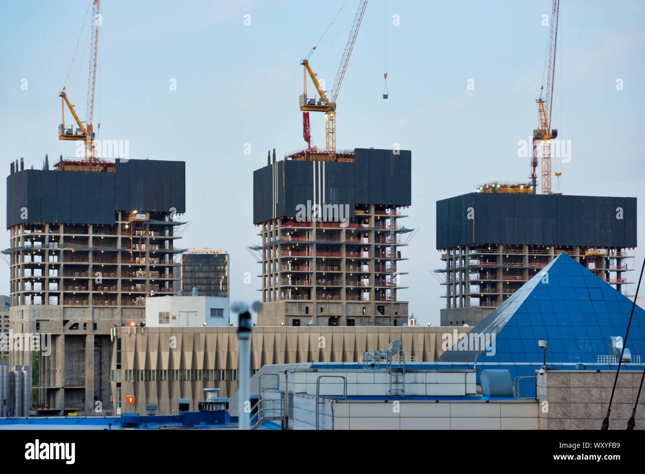 Vista dei siti di costruzione. Alti edifici in costruzione sul terrapieno Krasnopresnenskaya, Mosca, Russia Foto Stock