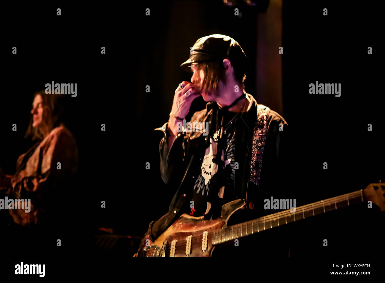 Il loro colpo, 'bohemien come te', è stato uno dei più suonato canzoni sulla radio di tutto il mondo.In occasione del venticinquesimo anniversario del Dandy Warhols tornano sulla scena musicale con il loro decimo album in studio, "perché è così pazzo", rilasciato lo scorso 25 gennaio via cenare da solo i record. Essi hanno suonato dal vivo a Bologna al Locomotiv Club. Nato a Portland, Oregon, nel 1994, il Dandy Warhols sono il carismatico cantante e chitarrista Courtney Taylor-Taylor, tastierista e bassista Zia McCabe, batterista Brent DeBoer e il chitarrista Pietro Holmström. (Foto di Luigi Rizzo/Pacific Stampa) Foto Stock