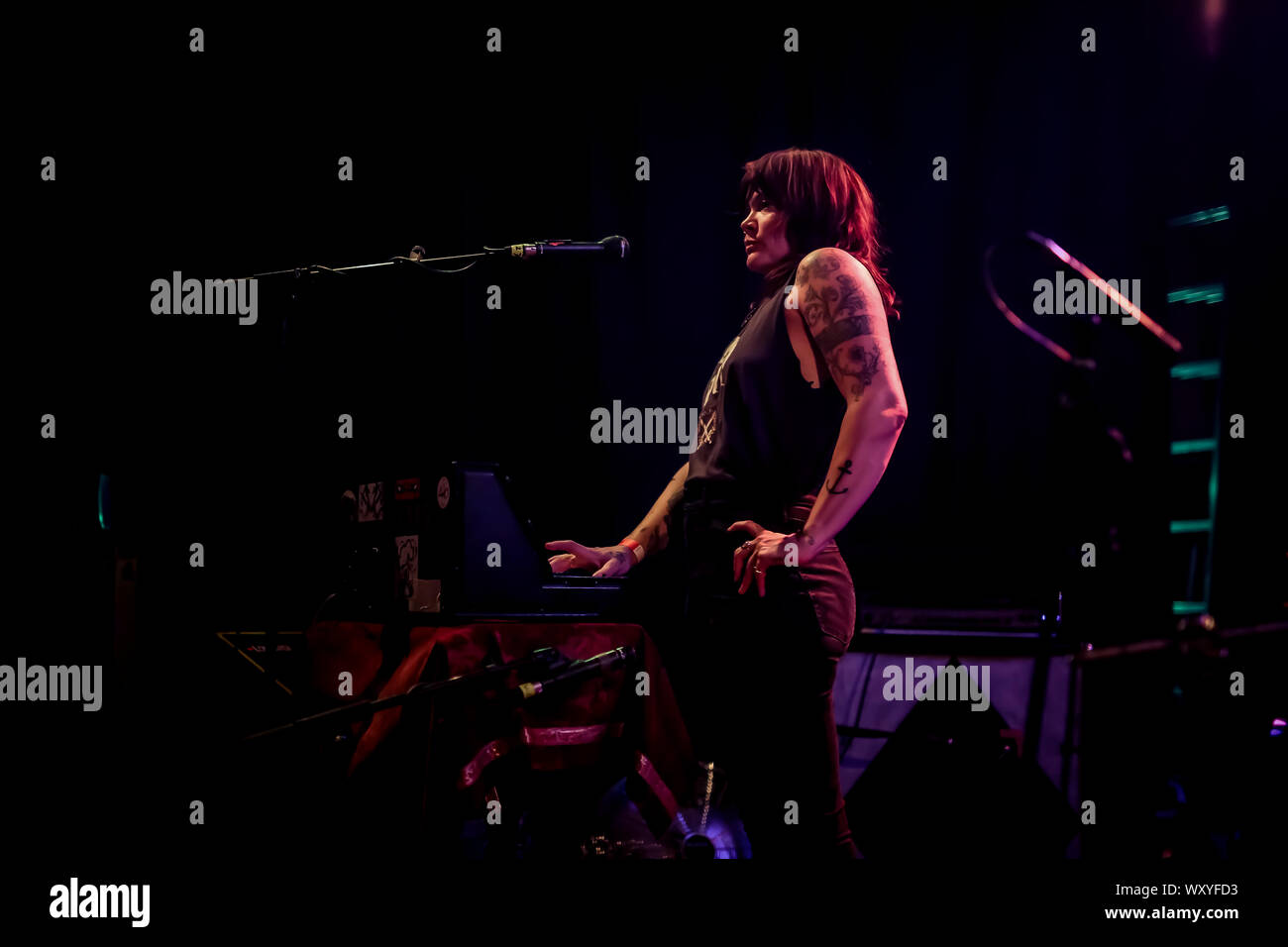 Il loro colpo, 'bohemien come te', è stato uno dei più suonato canzoni sulla radio di tutto il mondo.In occasione del venticinquesimo anniversario del Dandy Warhols tornano sulla scena musicale con il loro decimo album in studio, "perché è così pazzo", rilasciato lo scorso 25 gennaio via cenare da solo i record. Essi hanno suonato dal vivo a Bologna al Locomotiv Club. Nato a Portland, Oregon, nel 1994, il Dandy Warhols sono il carismatico cantante e chitarrista Courtney Taylor-Taylor, tastierista e bassista Zia McCabe, batterista Brent DeBoer e il chitarrista Pietro Holmström. (Foto di Luigi Rizzo/Pacific Stampa) Foto Stock