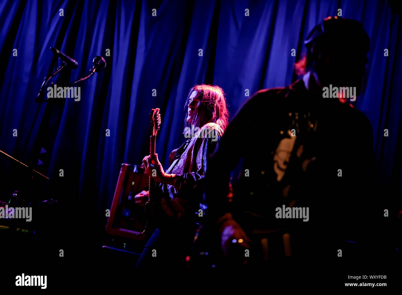 Il loro colpo, 'bohemien come te', è stato uno dei più suonato canzoni sulla radio di tutto il mondo.In occasione del venticinquesimo anniversario del Dandy Warhols tornano sulla scena musicale con il loro decimo album in studio, "perché è così pazzo", rilasciato lo scorso 25 gennaio via cenare da solo i record. Essi hanno suonato dal vivo a Bologna al Locomotiv Club. Nato a Portland, Oregon, nel 1994, il Dandy Warhols sono il carismatico cantante e chitarrista Courtney Taylor-Taylor, tastierista e bassista Zia McCabe, batterista Brent DeBoer e il chitarrista Pietro Holmström. (Foto di Luigi Rizzo/Pacific Stampa) Foto Stock