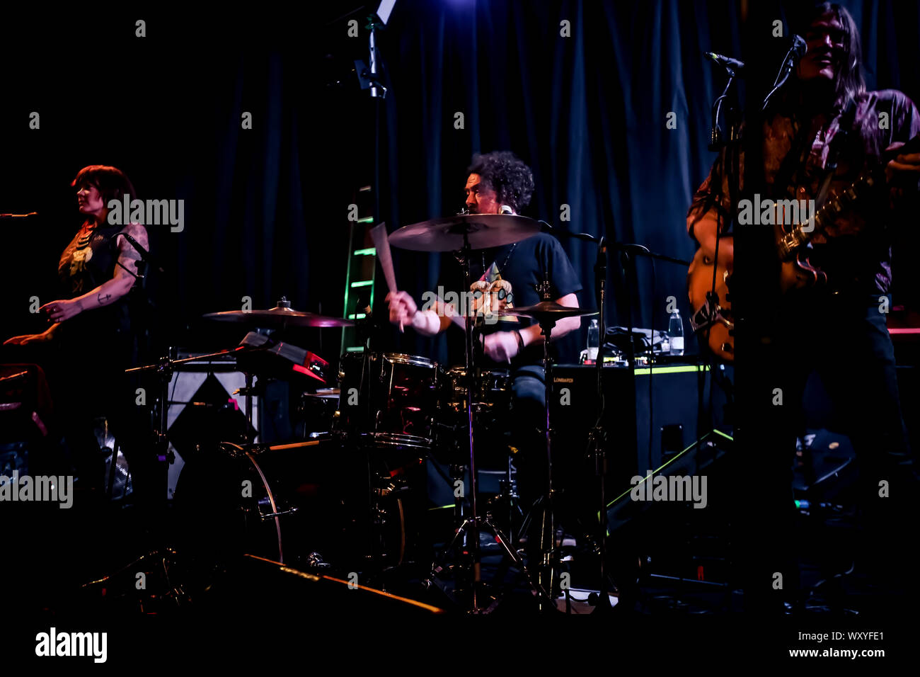 Il loro colpo, 'bohemien come te', è stato uno dei più suonato canzoni sulla radio di tutto il mondo.In occasione del venticinquesimo anniversario del Dandy Warhols tornano sulla scena musicale con il loro decimo album in studio, "perché è così pazzo", rilasciato lo scorso 25 gennaio via cenare da solo i record. Essi hanno suonato dal vivo a Bologna al Locomotiv Club. Nato a Portland, Oregon, nel 1994, il Dandy Warhols sono il carismatico cantante e chitarrista Courtney Taylor-Taylor, tastierista e bassista Zia McCabe, batterista Brent DeBoer e il chitarrista Pietro Holmström. (Foto di Luigi Rizzo/Pacific Stampa) Foto Stock