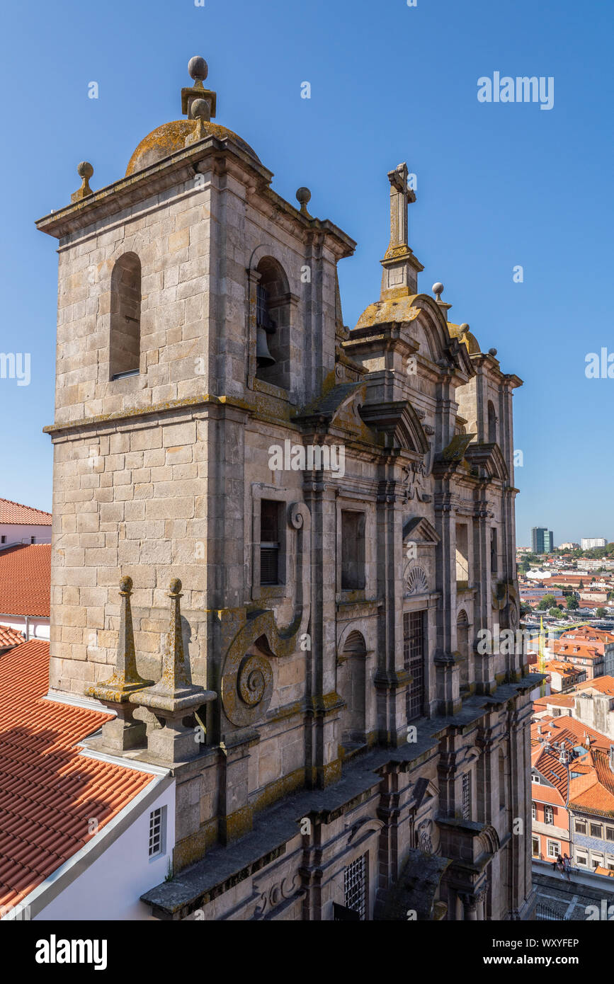 La facciata della chiesa di San Lorenzo a Porto Portogallo Foto Stock