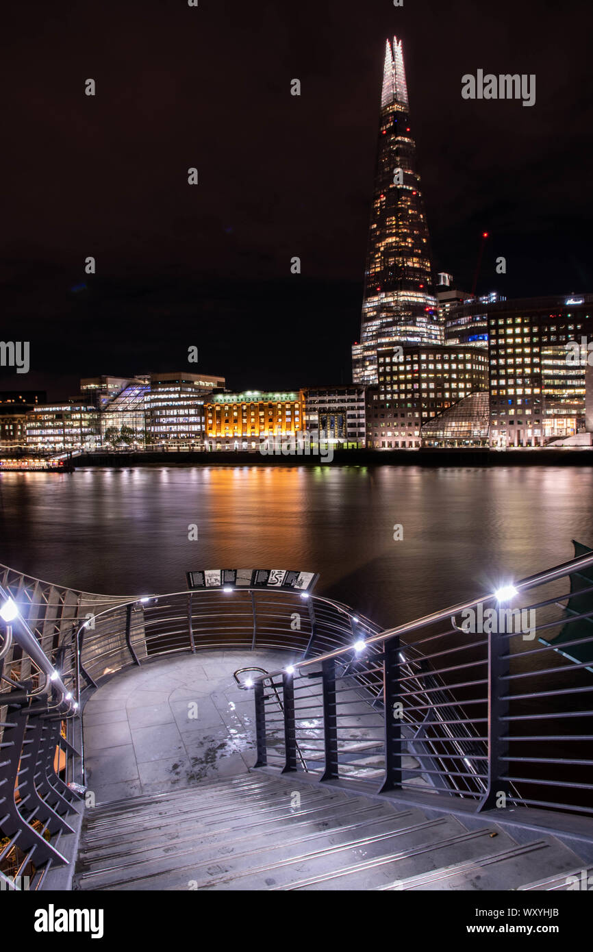 'Luminous diafane Shard Glass'-Tenebrologo immagine catturata durante uno dei miei viaggi a Londra dell'iconico ShardGlassBuilding destra attraverso il Tamigi. Foto Stock