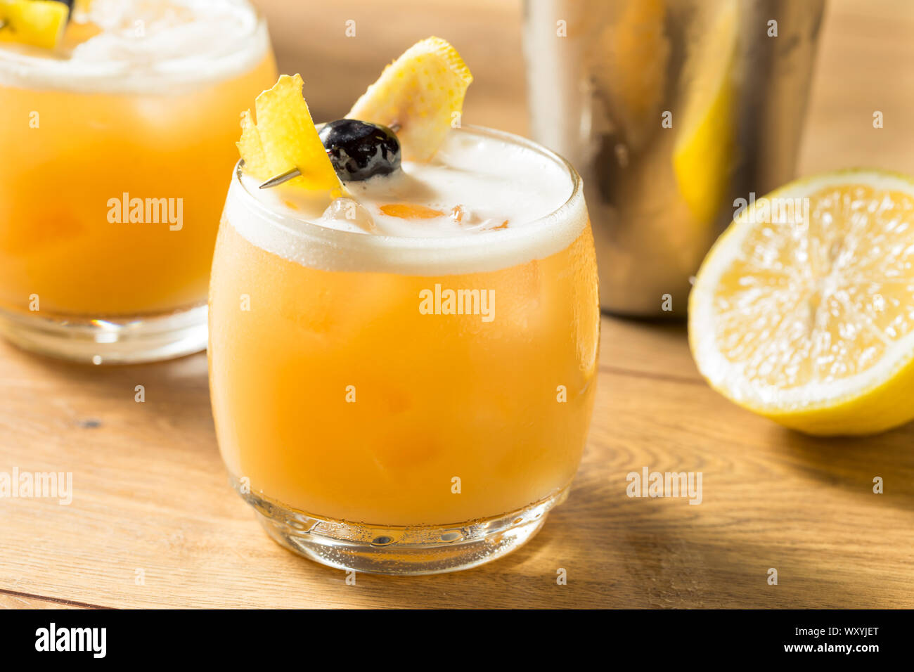 Dolci fatti in casa Amarreto Whiskey Sour cocktail con una ciliegia Foto Stock