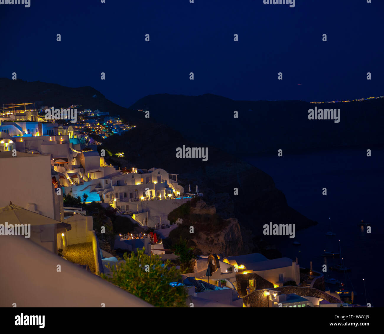 Notte/sera a santorini, isola famosa in grecia, uno dei luoghi più belli d'europa. Foto Stock