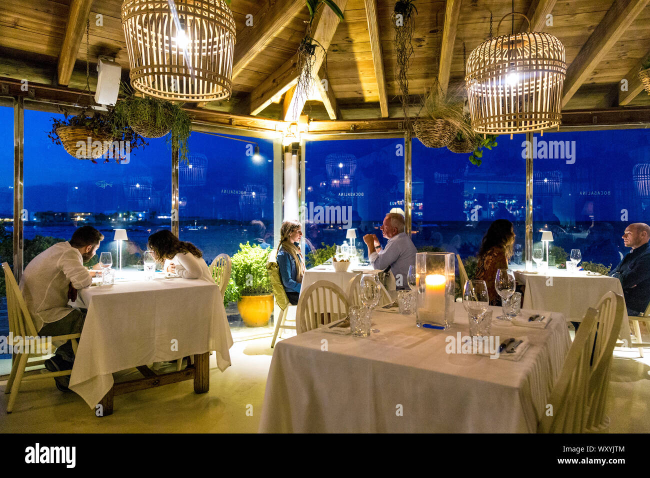Interno del ristorante Bocasalina a Es Pujols, a Formentera, isole Baleari, Spagna Foto Stock