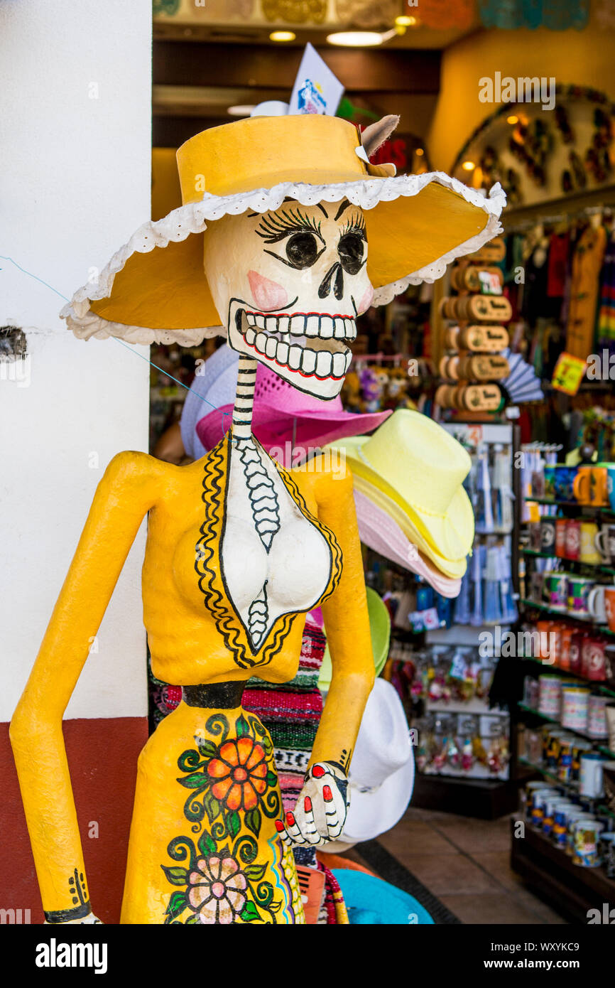Giorno della morte figura all'ingresso per fare shopping sul Malecon, Puerto Vallarta, Jalisco, Messico. Foto Stock