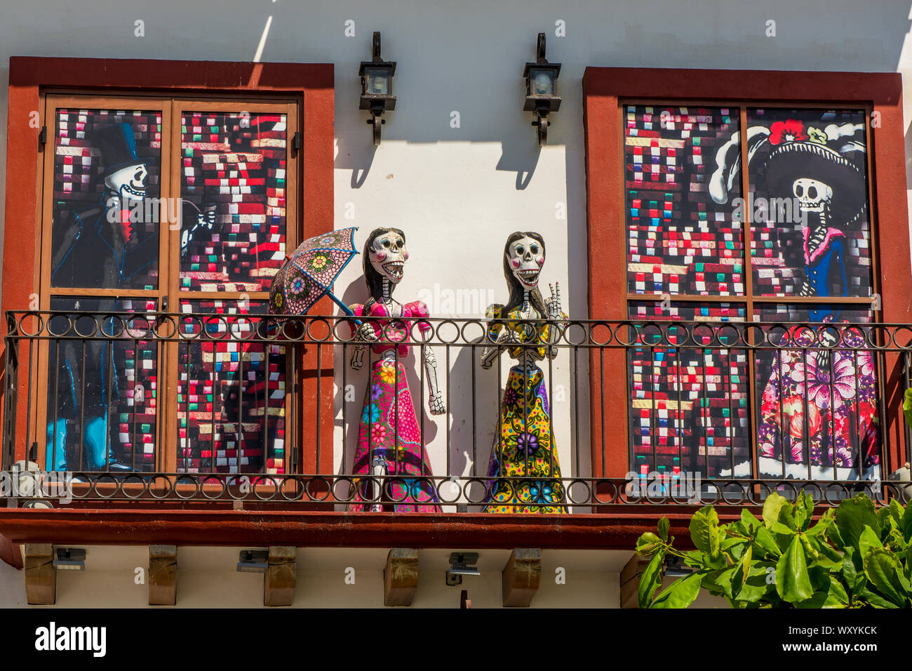 Giorno dei morti figure sul balcone del negozio Malecon vetrina, Puerto Vallarta, Jalisco, Messico. Foto Stock
