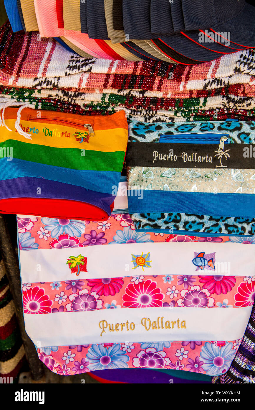 Sacchetti di souvenir sul Malecon Puerto Vallarta, Jalisco, Messico. Foto Stock