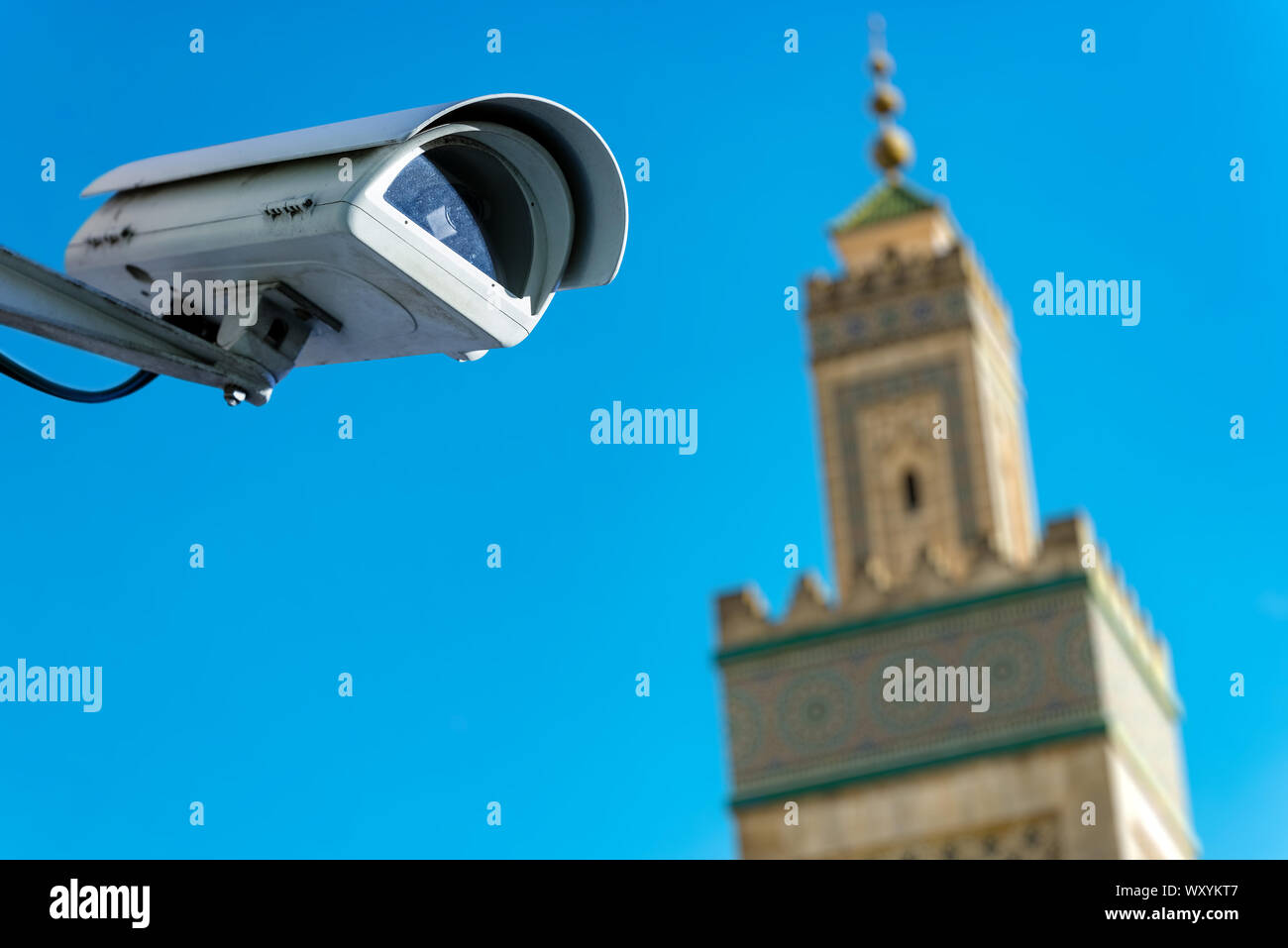 Focus sulla sicurezza telecamera TVCC o sistema di sorveglianza con la moschea di sfondo sfocato Foto Stock