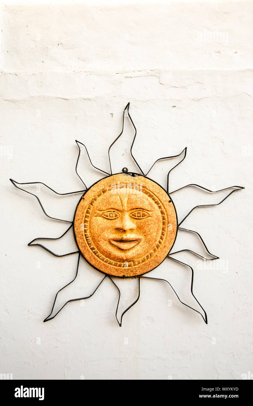 Sun faccia Talavera scultura a parete Puerto Vallarta, Jalisco, Messico. Foto Stock