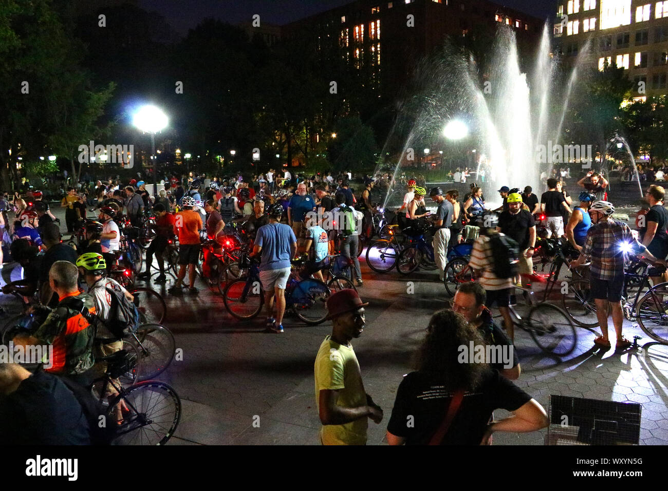 Il ciclista inizia a raccogliere nel north end di Union Square a prendere parte alla New York massa critica di Manhattan del luglio 26th, 2019 a New York, Stati Uniti d'America. (Pho Foto Stock