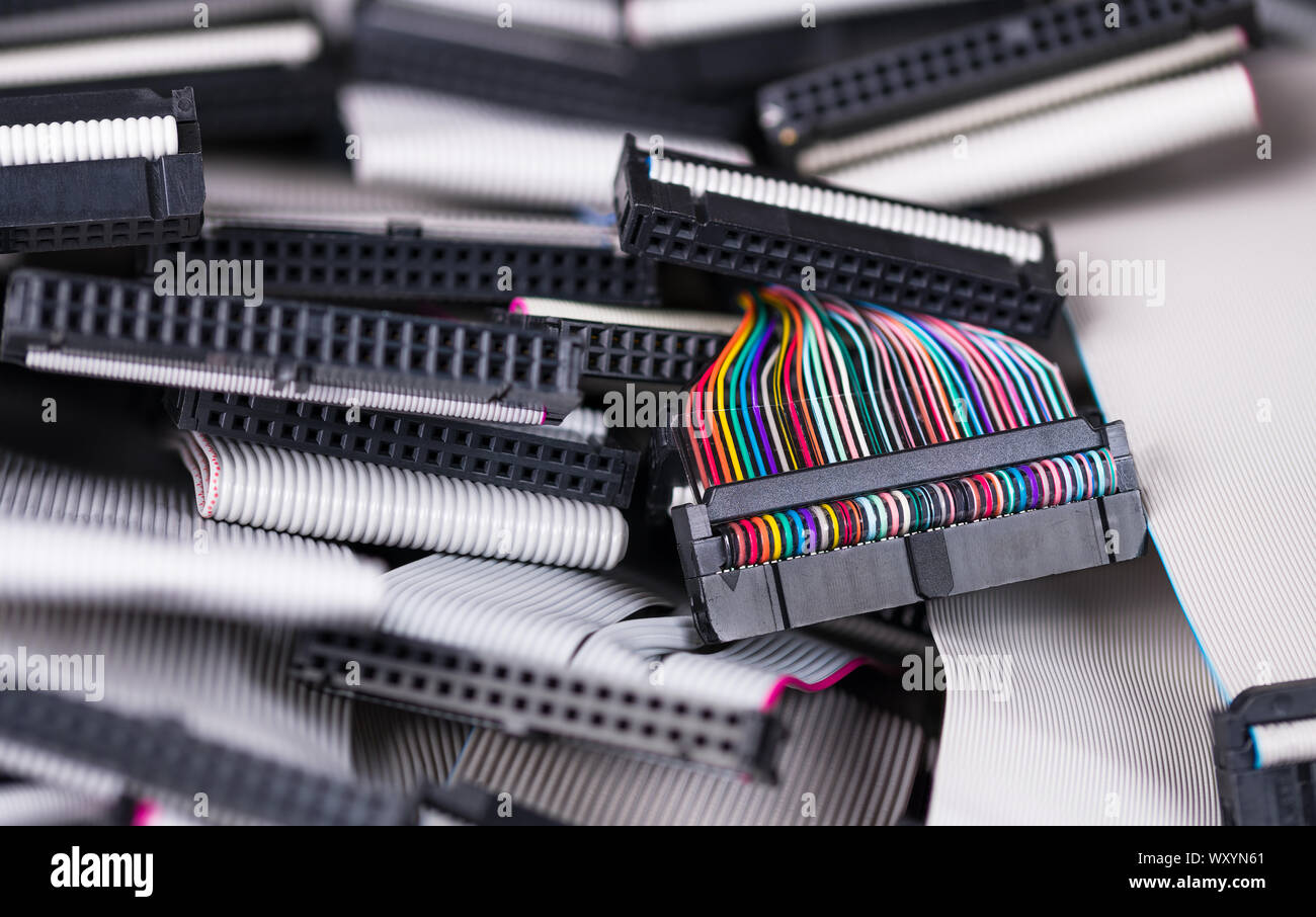 Piatto interno computer paralleli cavi e connettori. Integrated Drive Electronics per i vecchi dispositivi di memorizzazione dati quali unità floppy, ottici o dischi rigidi. Foto Stock