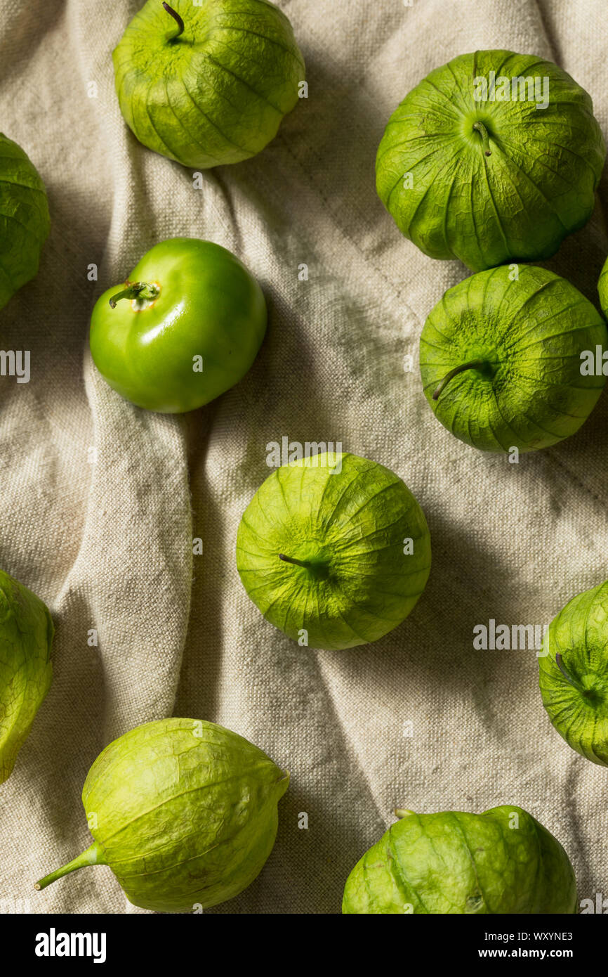 Verde biologico Tomatillos freschi in una lolla Foto Stock