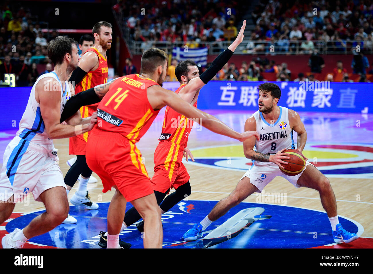 Nicolas Laprovittola (Argentina) contro la Spagna. Pallacanestro FIBA World Cup Cina 2019, gioco finale Foto Stock
