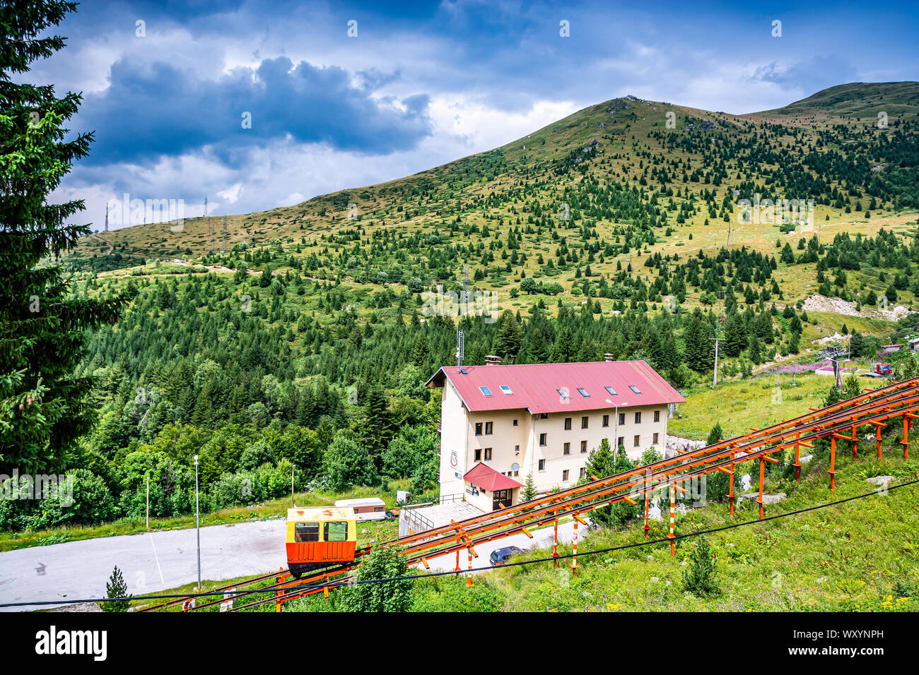 Brezovica, Kosovo - Luglio 28, 2019. Stazione sciistica in estate - antica funicolare Foto Stock