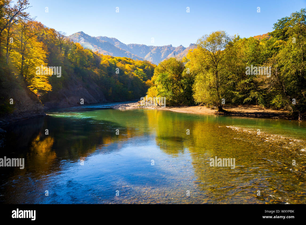 Paesaggio panoramico con bellissimo fiume di montagna. Autunno in foreste di montagna. Giornata di sole. Foto Stock
