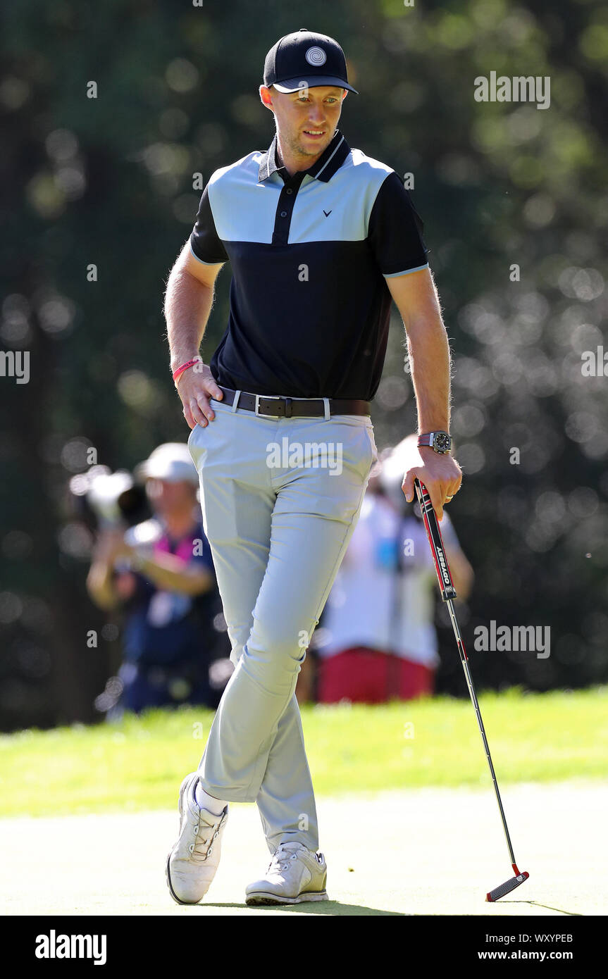 WENTWORTH, Inghilterra settembre 18th Inghilterra cricket capitano Joe Root sul verde durante la BMW PGA Championship Pro Am di Wentworth Club di Virginia Water mercoledì 18 settembre 2019. (Credit: Jon Bromley | MI News) solo uso editoriale, è richiesta una licenza per uso commerciale. La fotografia può essere utilizzata solo per il giornale e/o rivista scopi editoriali: Credito MI News & Sport /Alamy Live News Foto Stock