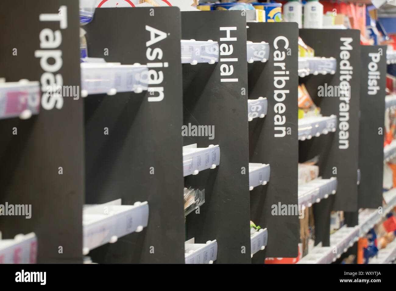 London, Regno Unito - 4 Aprile 2019 - ripiano con cibi del mondo in un supermercato Foto Stock