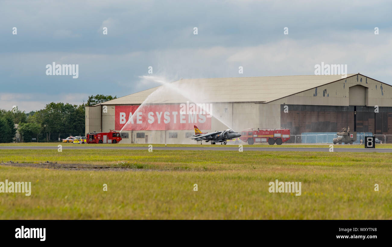 La marina spagnola EAV-8B Harrier II Plus degli aerei da caccia e il pilota di ricevere un cannone ad acqua salutare dopo un display a RAF Fairford, Regno Unito il 21/7/19. Foto Stock