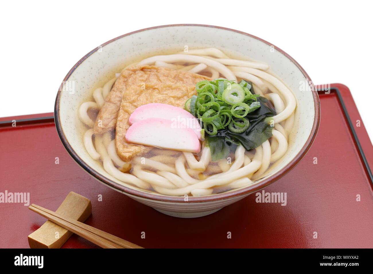 Kitune giapponese udon tagliatelle in un vaso di ceramica sul vassoio in legno Foto Stock