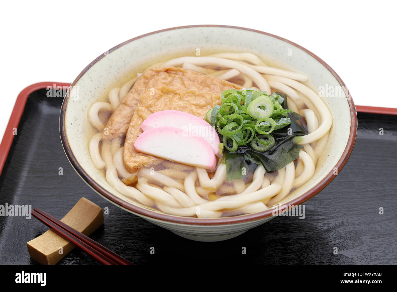 Kitune giapponese udon tagliatelle in un vaso di ceramica sul vassoio in legno Foto Stock