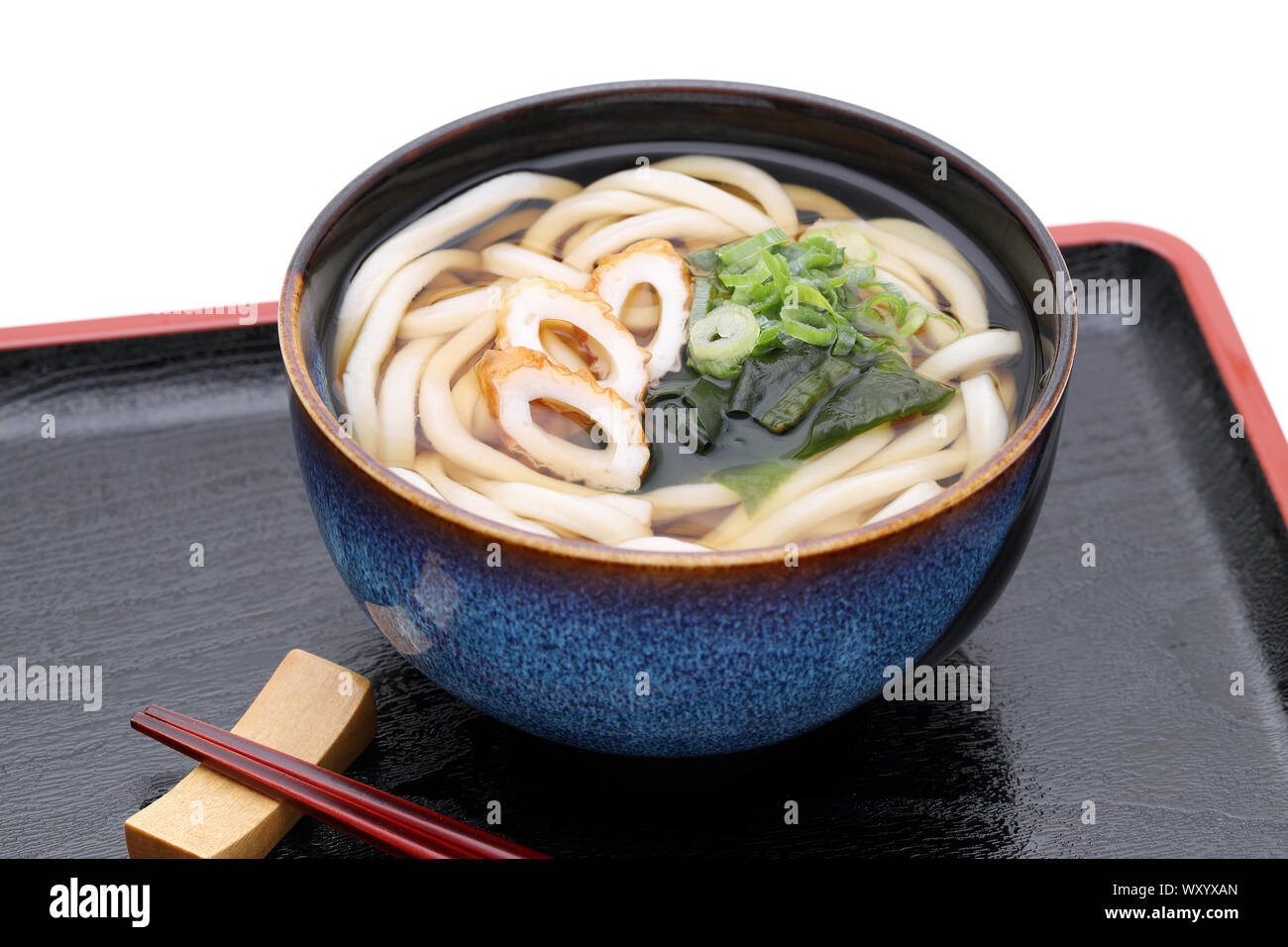 Giapponese Kake udon tagliatelle in un vaso di ceramica sul vassoio in legno Foto Stock