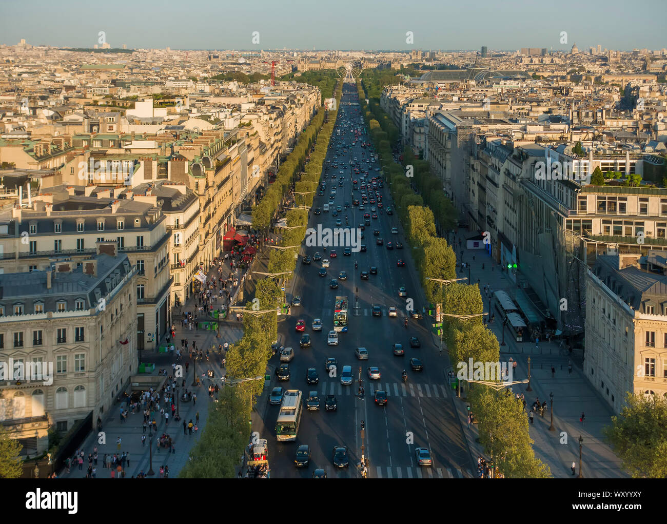 Champs-Elysees, Parigi, Francia visto dall'Arco di Trionfo Foto Stock
