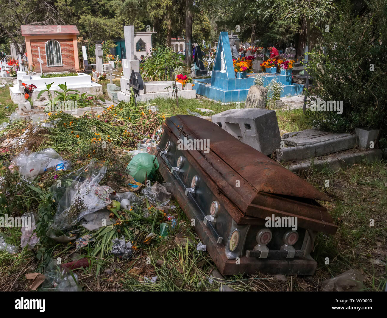 Bara buttato fuori con cestino nella pulizia del cimitero per il giorno dei morti in Città del Messico, Messico Foto Stock