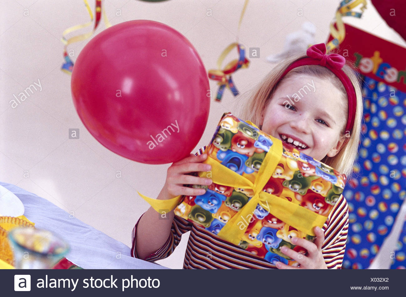 Festa Di Compleanno Di Bambini Ragazza Ritratto Regalo Di Compleanno Il Palloncino Compleanno Festa Di Compleanno