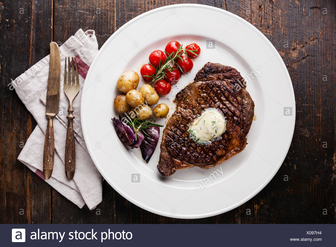 Bistecca Ai Ferri Bistecca Con Burro Alle Erbe E Patate Bambino Sulla Piastra Bianca Su Sfondo Di Legno Foto Stock Alamy