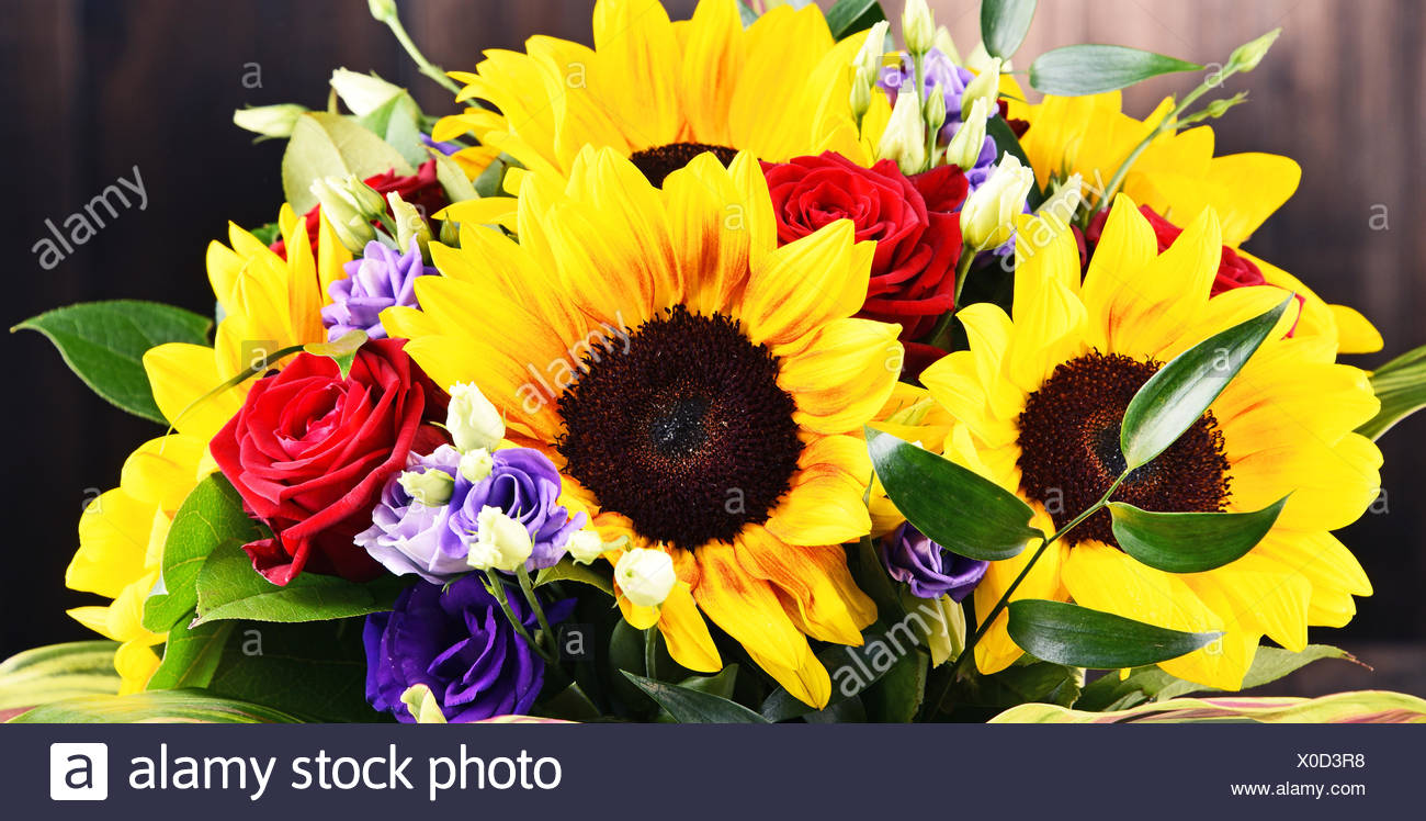 Composizione Con Bouquet Di Fiori Tra Cui Girasoli E Rose Foto Stock Alamy