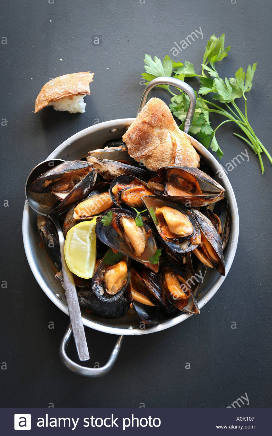 Cuocere Le Cozze In Salsa Di Pomodoro Guarnita Con Prezzemolo Foto Stock Alamy