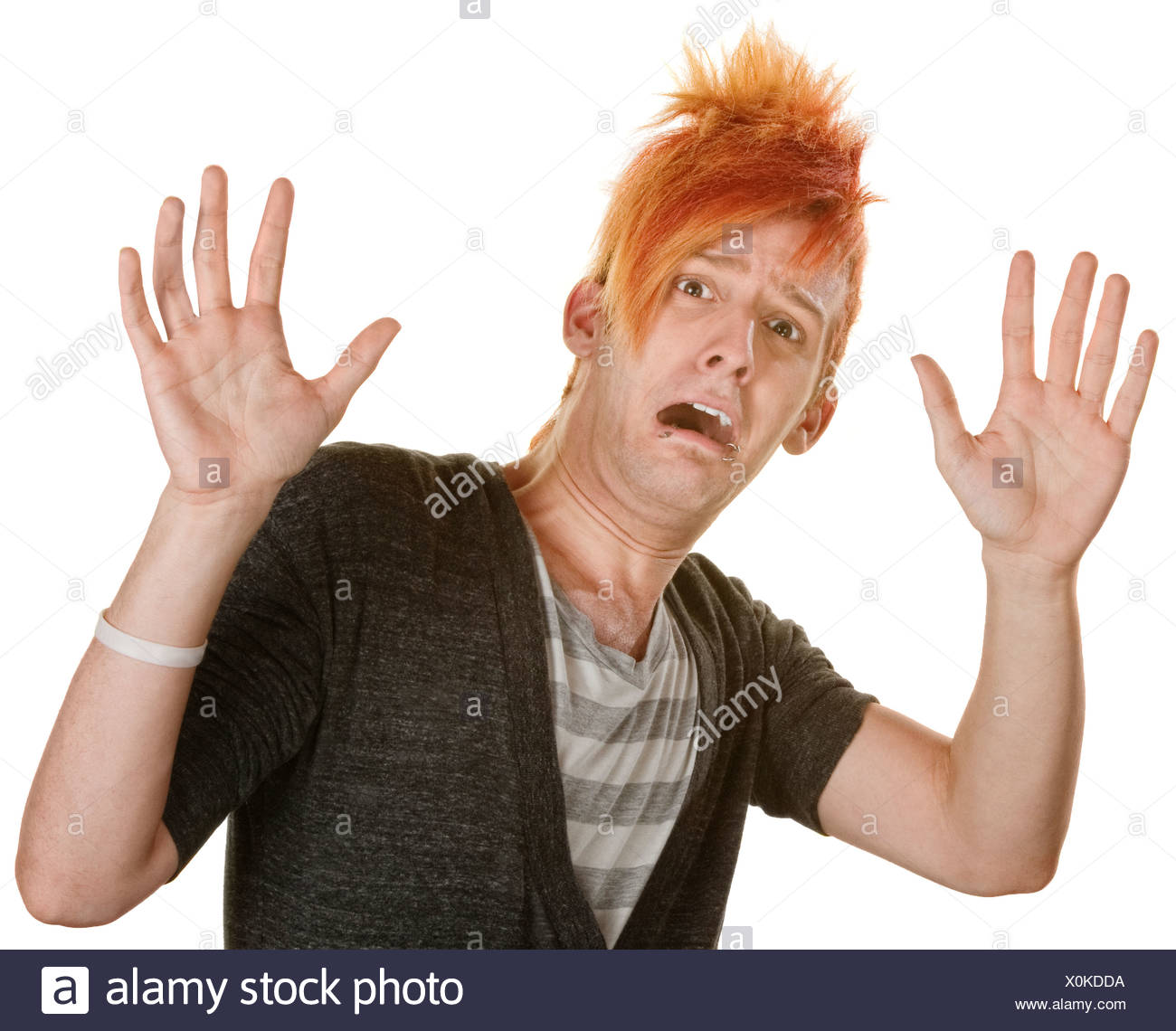 Uomo Spaventato In Arancione Capelli Pungenti Con Mani In Alto Foto Stock Alamy