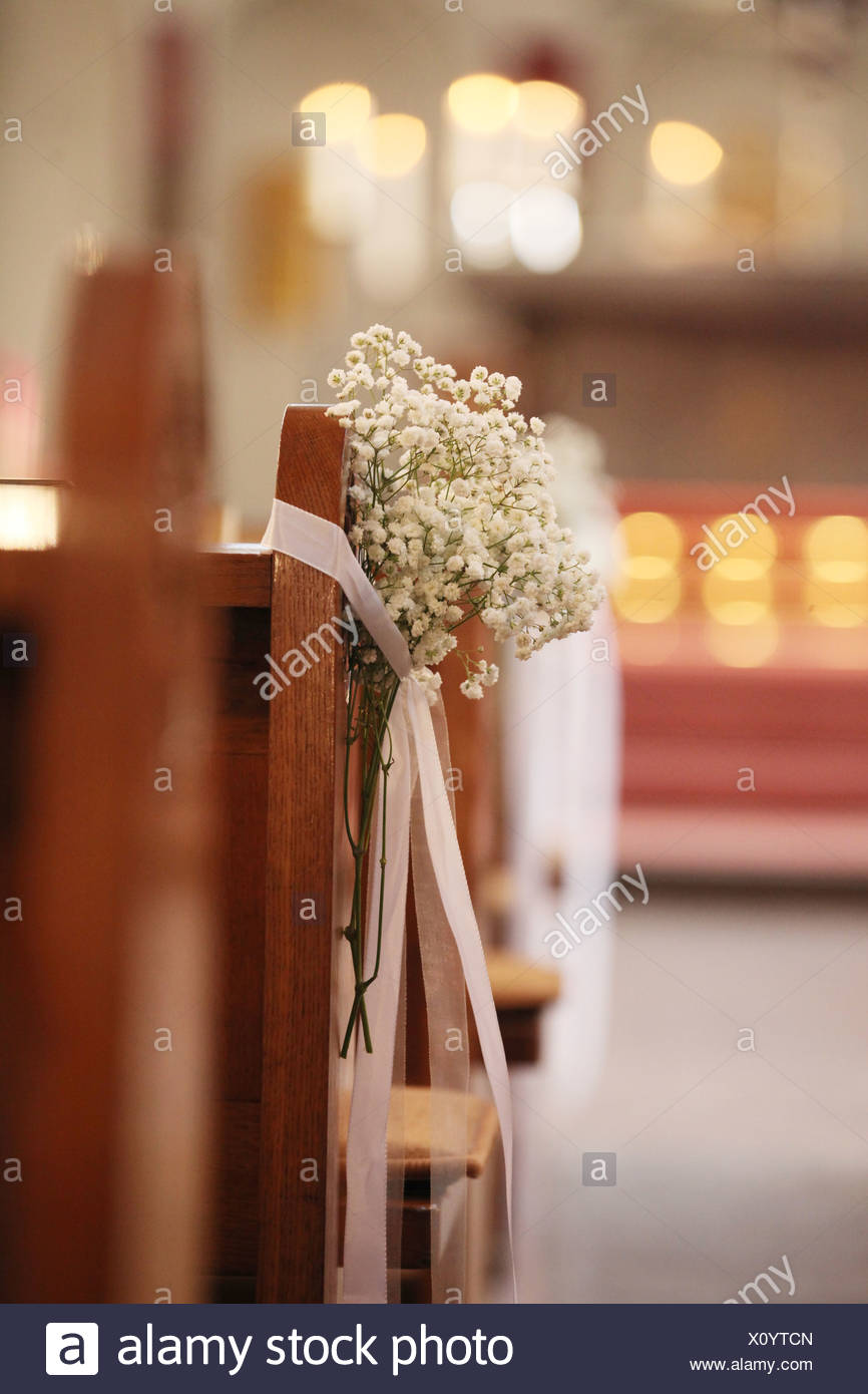 Composizioni Floreali Decorazioni In Una Chiesa Per Un Matrimonio Chiesa Foto Stock Alamy