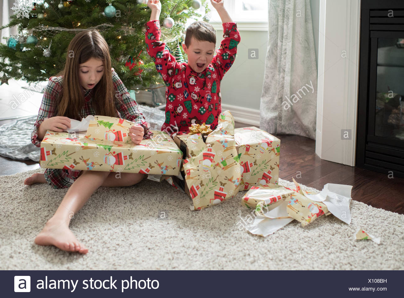 Regali Di Natale Sorella.Fratello E Sorella Di Aprire I Regali Di Natale Foto Stock Alamy