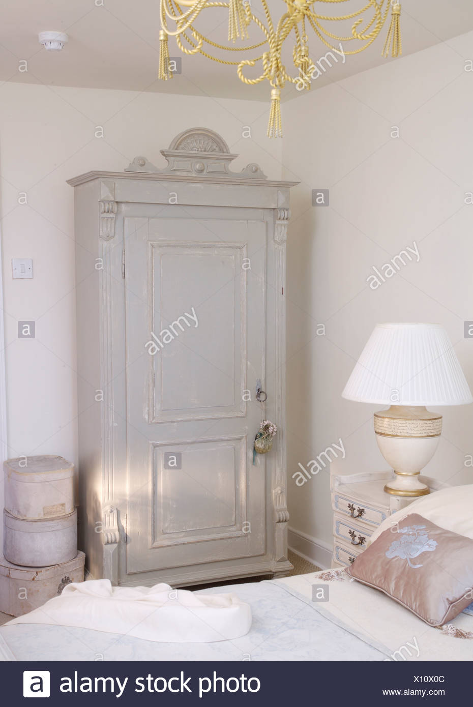 Colore Grigio Chiaro Armadio Dipinto In Bianco Paese Camera