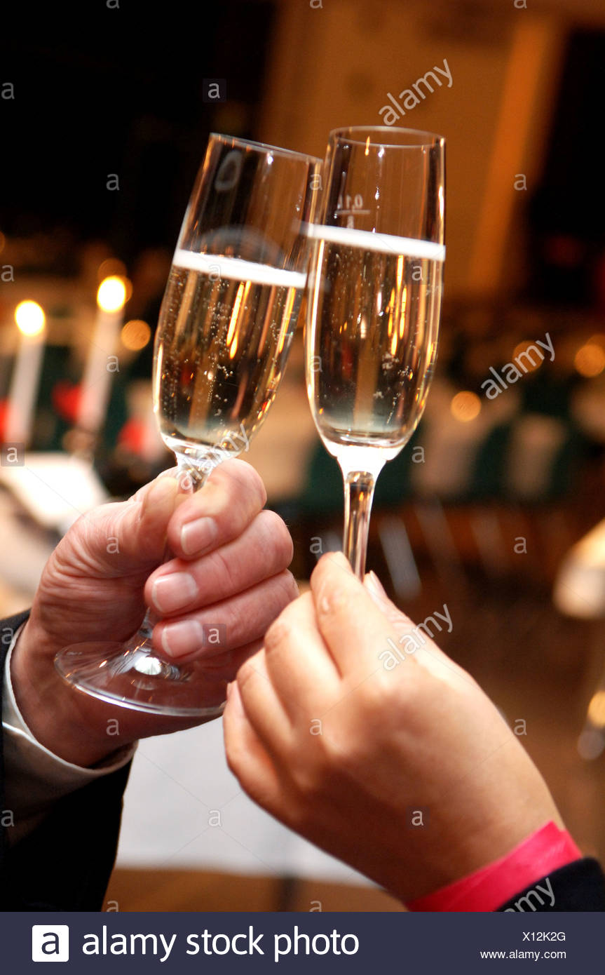 Bere Un Brindisi Con Bicchieri Di Vino Spumante Foto Stock Alamy