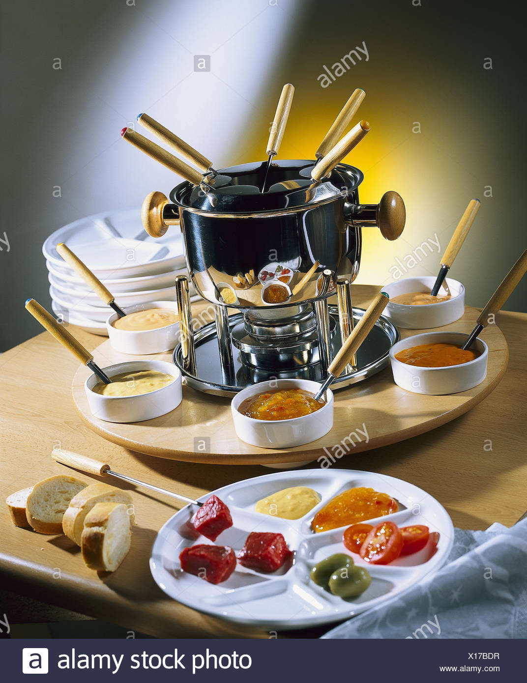 La Fonduta Di Carne Piastra Salse Baguette Still Life La Fotografia Del Prodotto Fonduta Di Carne Bourguignonne Ramoscelli Cucchiai Fonduetopf Il Cibo Le Salse Il Pane Foto Stock Alamy