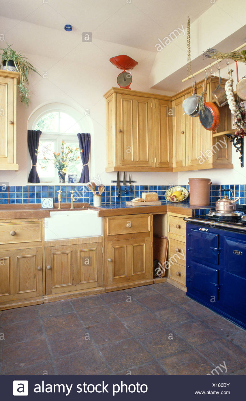 Blue Aga è dotato di cucina di pino con dissipatore di maggiordomi e ... Blue Aga è dotato di cucina di pino con dissipatore di maggiordomi e ...