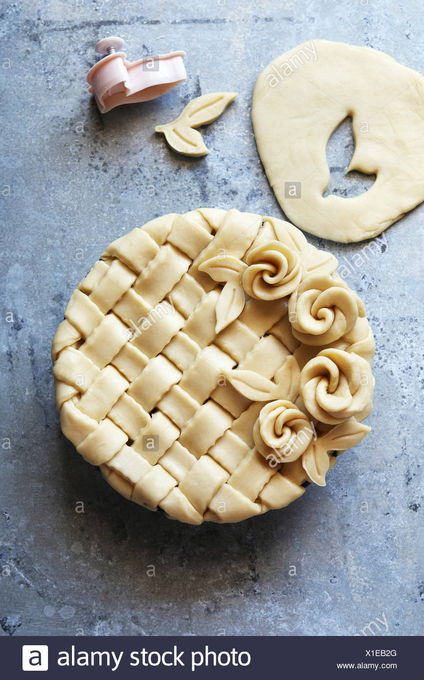 Base Di Pastafrolla Per Torta Con Reticolo E Decorazione Rose Vista Dall Alto Foto Stock Alamy