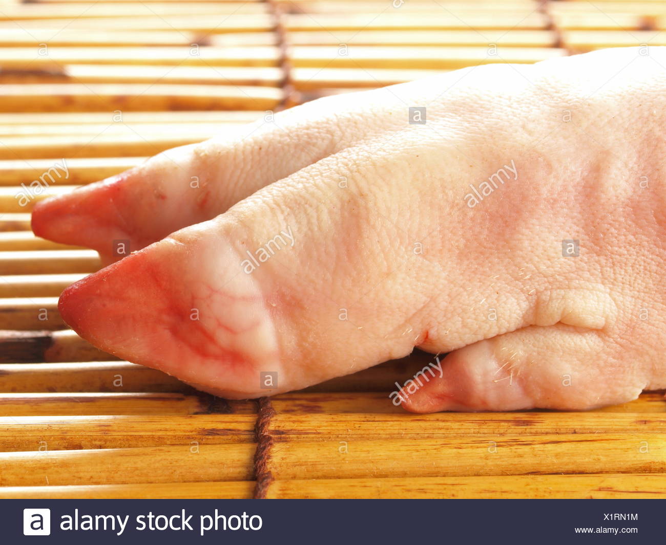 Crudo Piedi Di Maiale Foto Stock Alamy