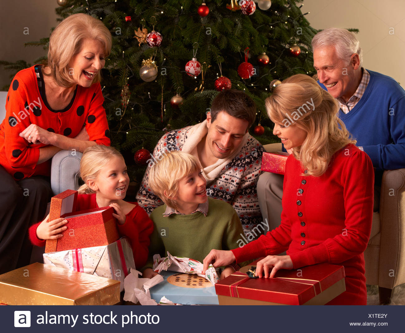 Regali Natale Famiglia.Tre Generazioni La Famiglia Di Aprire I Regali Di Natale A Casa Foto Stock Alamy