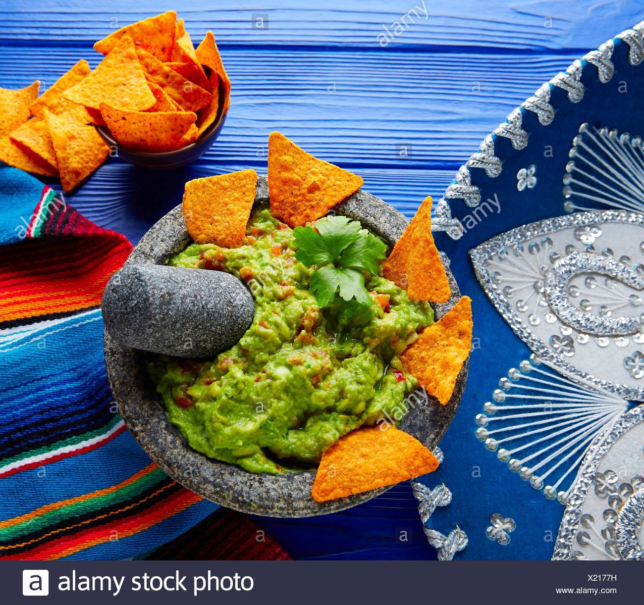 Guacamole con nachos avocado in molcajete messicano e Sombrero hat Foto  stock - Alamy