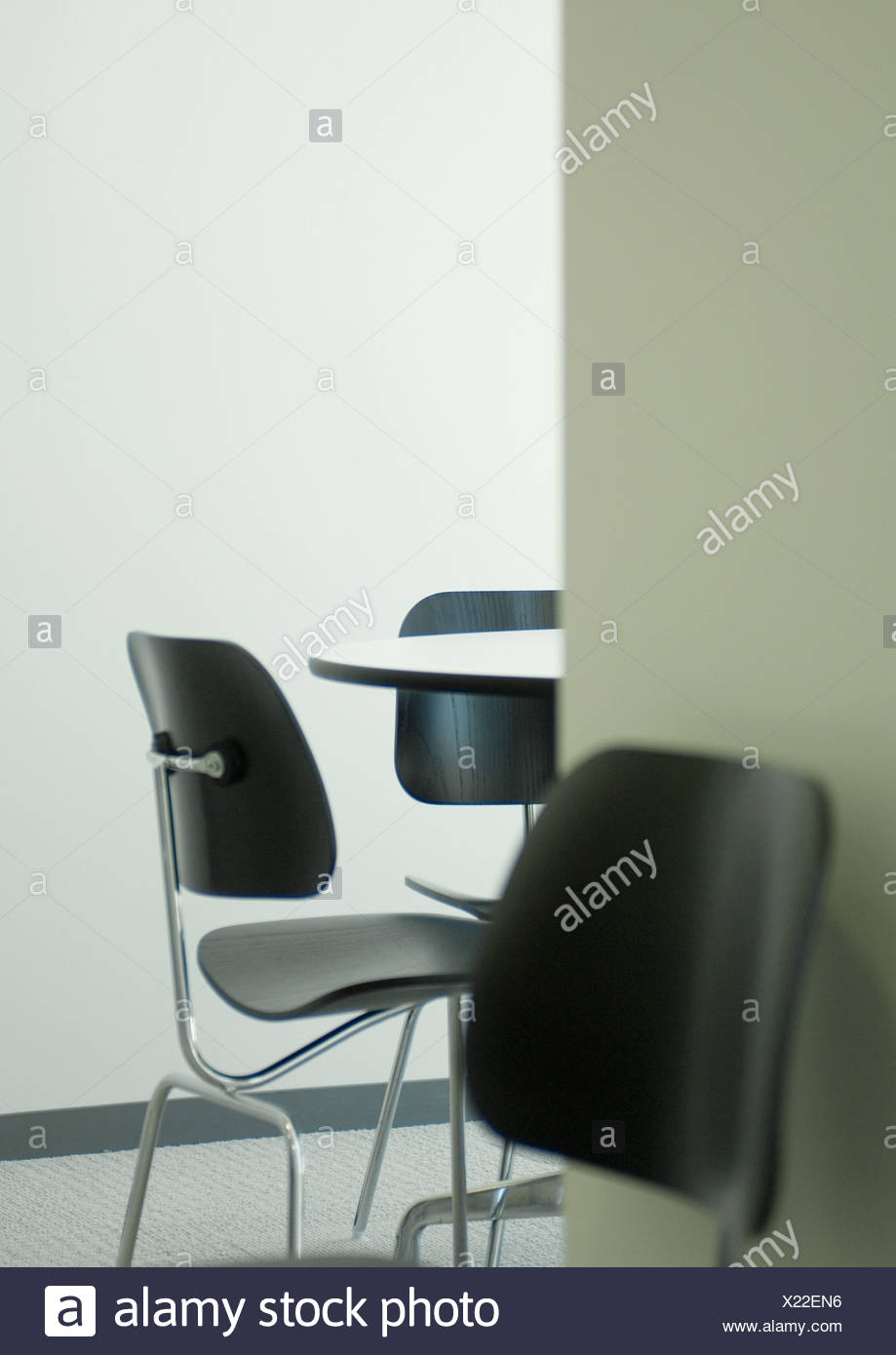 Svuotare tavolo e sedie in office break room, close-up Foto ... Svuotare tavolo e sedie in office break room, close-up Foto ...