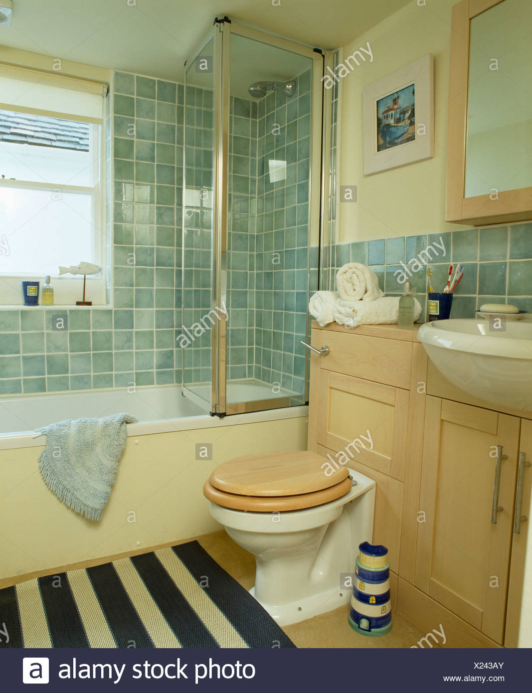 Vasca Da Bagno Con La Piegatura Di Box Doccia In Vetro Porta In